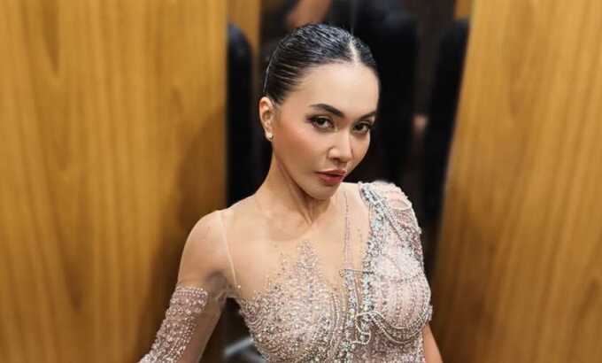 Penampilan Denada usai operasi.