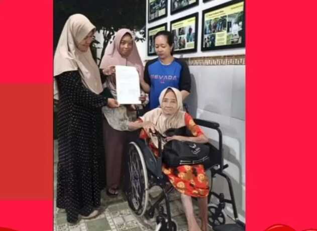 Kedua anak Nasikah menjemput ibunya di Griya Lansia Husnul Khatimah.