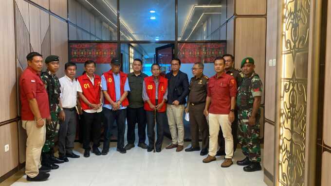 Tiga tersangka kasus korupsi Izin Usaha Pertambangan (IUP) di Barito Utara diamankan petugas Kejaksaan Tinggi Kalimantan Tengah usai pelimpahan tahap II, Rabu (28/5/2025). Kerugian negara dalam kasus ini mencapai miliran rupiah. Kasus ini segera dilimpahk