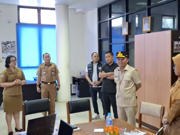 Gubernur Kalteng, H. Agustiar Sabran melakukan inspeksi dadakan di Kantor DPMPTSP Provinsi Kalteng, Selasa (24/6).