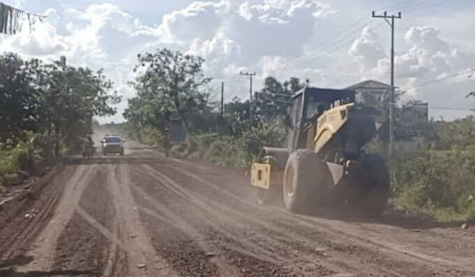 Kondisi salah satu ruas jalan di Kabupaten Barito Selatan tepatnyan di Pararapak. Warga bisa melaporkan ke pemprov terkait kerusakan jalan. (FOTO: DINAS PUPR)