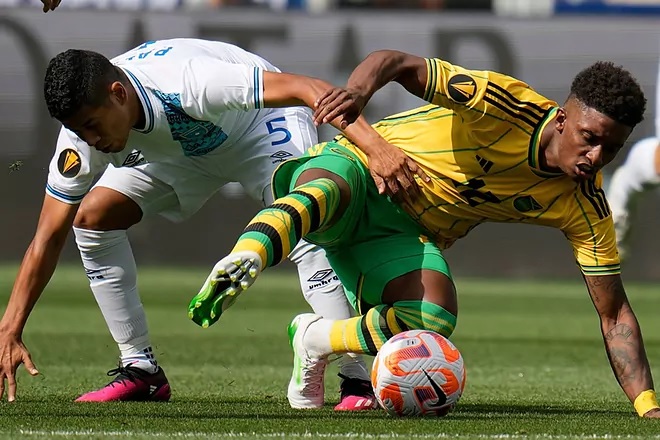 Laga sengit antara Timnas Jamaika vs Guatemala pada gelaran Piala Emas CONCACAF 2023 lalu. (Sumber: LAPRESSE)