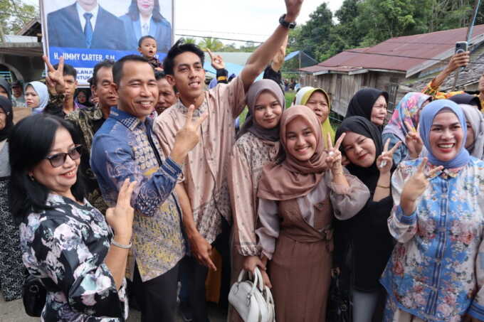 DISAMBUT ANTUSIAS: Calbup dan Cawabup Batara, H Jimmy Carter dan Inriaty Karawaheni berkunjung ke Desa Sikui, Minggu (22/6).FOTO: TIM JIMMY-INRI UNTUK KALTENG POS