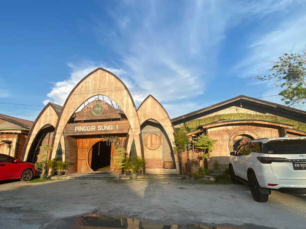 Rumah makan pinggir sungai Sampit