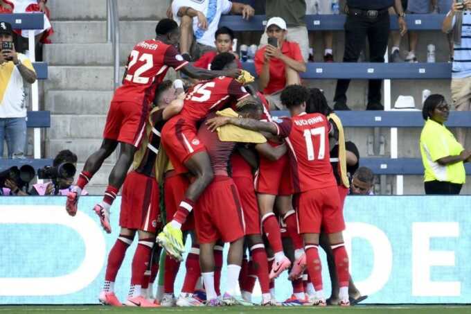 Para pemain Kanada berselebrasi usai mencetak gol ke gawang Peru pada laga Copa Amerika 2024. Kanada akan berjumpa Honduras di Grup B Piala Emas CONCACAF 2025, di BC Place, Rabu (18/6/2025). (Sumber: AP Photo/Reed Hoffmann)