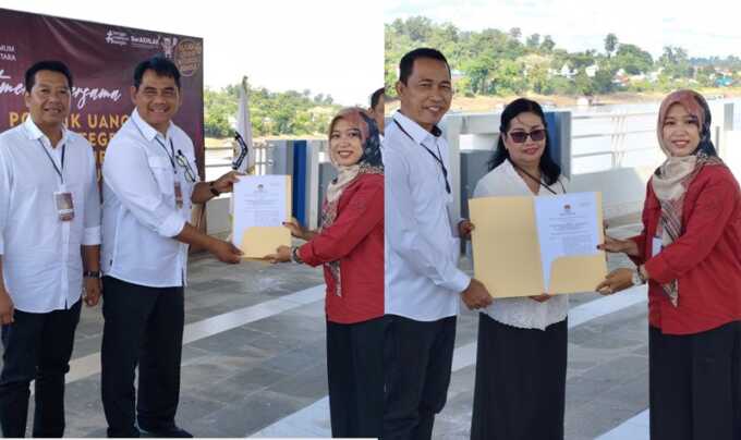 Ketua KPU Batara Siska Dewi Lestari menyerahkan salinan penetapan nomor urut kepada paslon Pilkada Shalahuddin-Felix dan Jimmy-Inriaty di Panggung Utama Water Front City, Selasa (17/6).