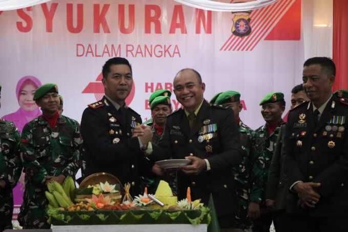 SINERGISME: Jajaran Kodim 1011/Klk dan Kejaksaan Negeri Pulang Pisau memberikan kejutan tumpeng dan kue ulang tahun Bhayangkara untuk Polres Pulang Pisau. HUMAS