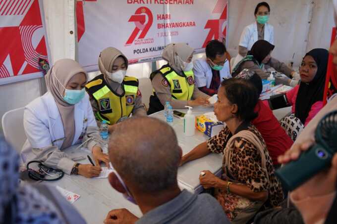 PELAYANAN: Puncak peringatan Hari Bhayangkara ke-79 tahun 2025 yang digelar oleh Polda Kalteng dimeriahkan dengan giat layanan pengobatan gratis untuk masyarakat. HUMAS