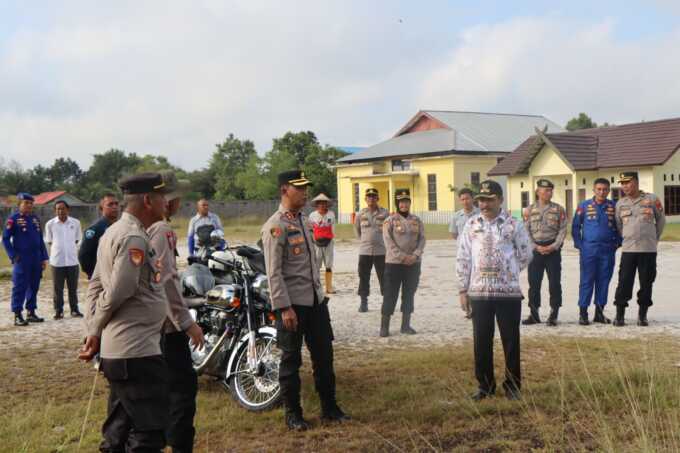 MENINJAU: Kapolres Katingan, AKBP Chandra Ismawanto, S.I.K., meninjau langsung lokasi lahan hibah yang direncanakan untuk pembangunan SPPG di Desa Hampalit. HUMAS