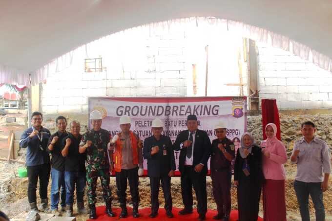 SINERGI: Kapolres Barito Utara, AKBP Singgih Febiyanto bersama unsur forkopimda melaksanakan peletakan batu pertama SPPG, Senin (7/7/2025).