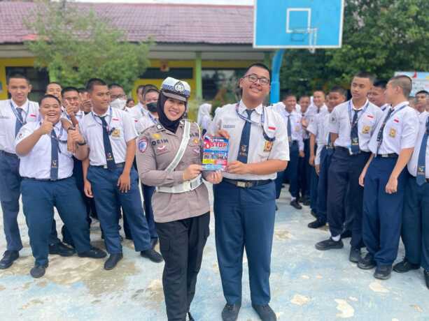 BERI PEMAHAMAN: Personel Satlantas Polres Kobar melaksanakan kegiatan Police Goes To School dalam rangka MPLS, Rabu (9/7/2025). HUMAS
