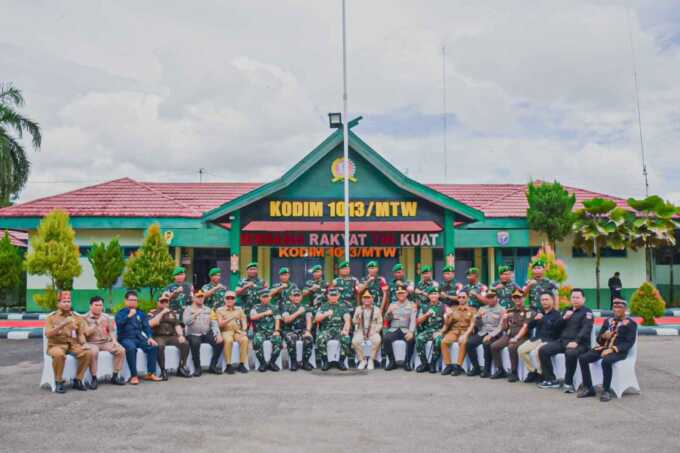 KEBERSAMAAN: Kapolda Kalteng, Irjen Pol Iwan Kurniawan, turut mendampingi Gubernur Kalteng H. Agustiar Sabran dan Pangdam XII/Tanjungpura, Mayjen TNI Jamalulael, dalam kunjungan kerja ke Barito Utara. HUMAS