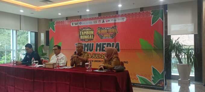 Sekda Kota Palangka Raya Arbert Tombak bersama Kadisparbudpora Hj Iin Hendrayati Idris dan Kepala Perwakilan BI Kalteng Yuliansah Andrias saat temu media di Kantor BI Kalteng, Senin (15/7).