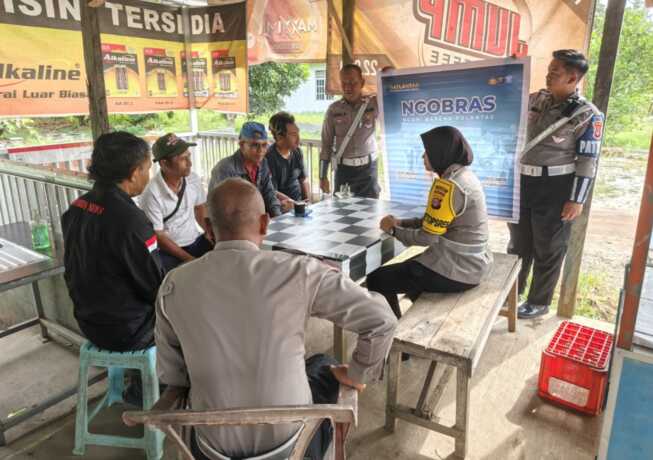 SOSIALISASI: Satlantas Polres Pulang Pisau melaksanakan program Ngobras  di warung kopi kawasan Jalan Trans Kalimantan, Desa Anjir. HUMAS