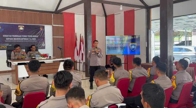 PELATIHAN: Ditbinmas Polda Kalteng melalui Kasilatpuan Subditbhabinkamtibmas AKP Budi Santoso memberikan pembinaan kepada bhabinkamtibmas Polres Lamandau, Rabu (16/7/2025).