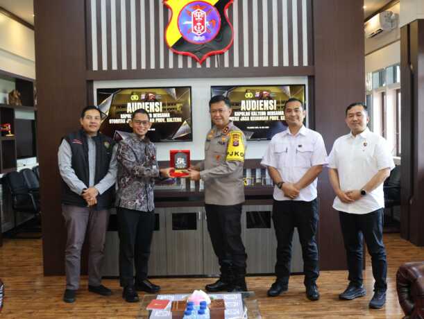 SINERGI: Kapolda Kalteng Irjen Pol Iwan Kurniawan menerima audiensi dari OJK Kalteng di ruang kerjanya, Rabu (16/7/2025). HUMAS