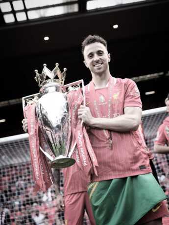Diogo Jota dan trofi yang didapatkannya bersama Liverpool. (Sumber: Instagram @fabriziorom)