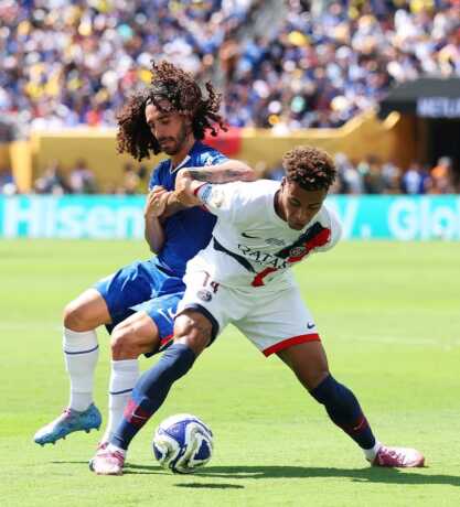 Duel sengit Desire Doue (PSG) dan Marc Cucurella (Chelsea) di laga final Piala Dunia Antarklub 2025, Senin (14/7/2025). Meski timnya takluk 0-3 dari Chelsea, tetapi Desire Doue mendapatkan penghargaan sebagai pemain muda terbaik di ajang ini. (Sumber: Ins