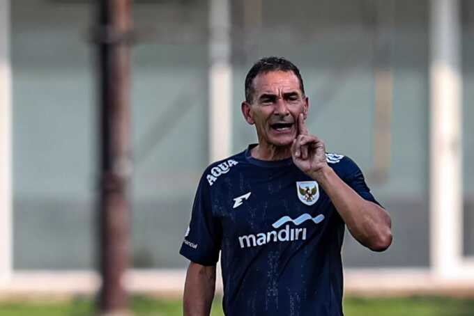 Pelatih Timnas U-23 Indonesia Gerald Vanenburg memimpin latihan di Stadion Madya, Jakarta, Senin (23/6/2025). (Sumber: Salman Toyibi/Jawa Pos)