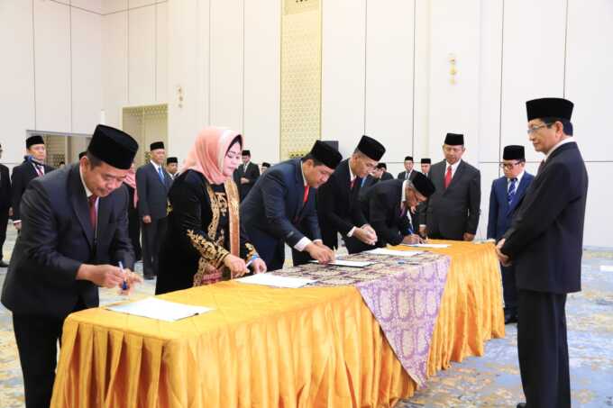 Menteri Agama Republik Indonesia, Prof. K.H. Nasaruddin Umar secara resmi melantik Prof. Dr. H. Ahmad Dakhoir, M.H.I (tengah) sebagai Rektor UIN Palangka Raya.