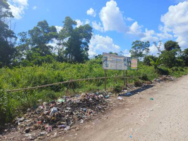 Penumpukan sampah di pinggir jalan di Kecamatan MB Ketapang.