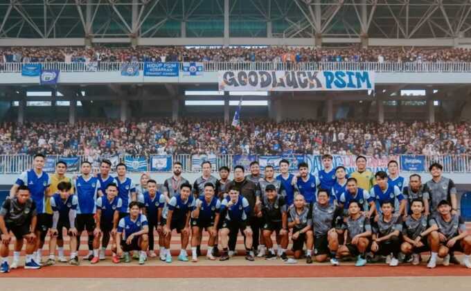 Skuad PSIM Yogyakarta berfoto bersama dengan ribuan suporter saat latihan perdana di Stadion Mandala Krida.DOK. LIGA INDONESIA BARU