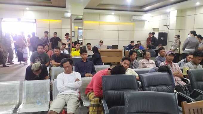 Tragedi di tengah Selat Bali: Puluhan penumpang KMP Tunu Pratama Jaya yang selamat.BASARNAS
