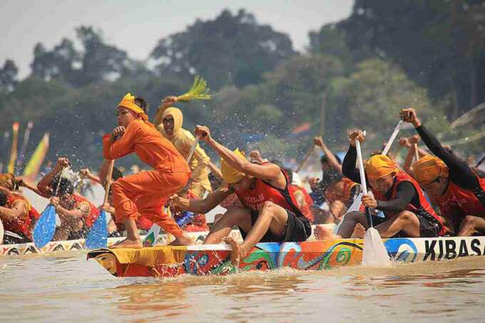 Pacu Jalur. F THE EAST