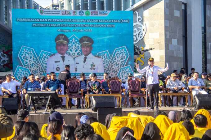 Gubernur Kalteng H Agustiar Sabran beri sambutan kepada mahasiswa KKN UPR di Bundaran Besar, Palangka Raya, Minggu (6/7/2025). ARIEF PRATHAMA/KALTENG POS