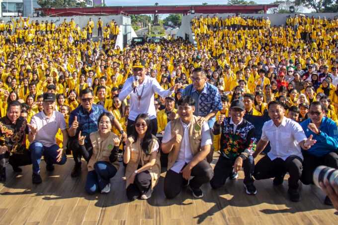 Gubernur Kalteng H Agustiar Sabran Bersama ribuan mahasiswa KKN UPR di Bundaran Besar, Palangka Raya, Minggu (6/7/2025). ARIEF PRATHAMA/KALTENG POS
