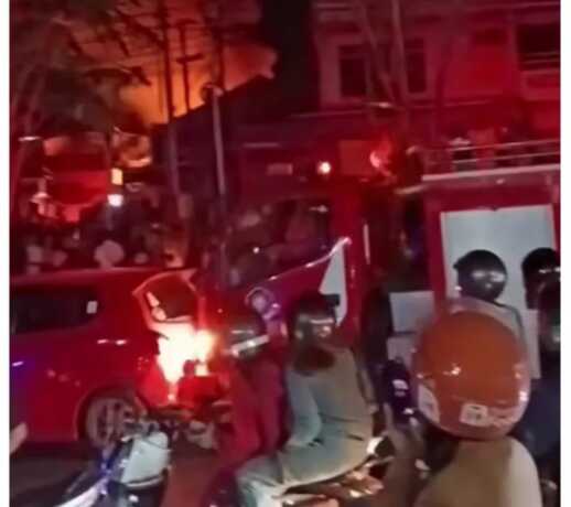 Mobil damkar seruduk mobil emak-emak saat halangi jalan.