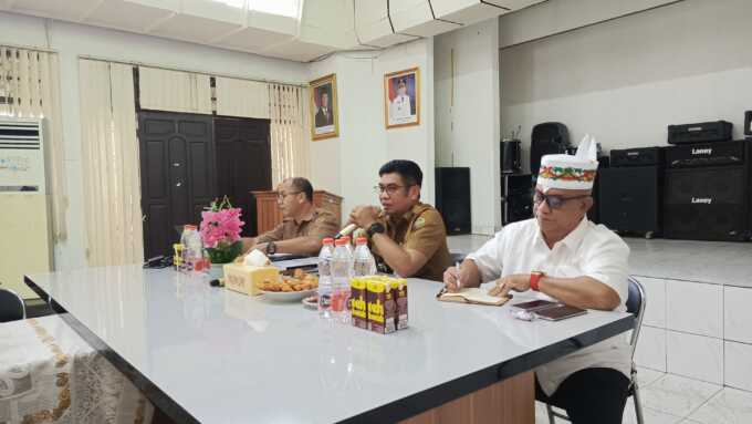 PORPROV: Kepala Dispora Provinsi Kalteng, Agus Siswadi didampingi Kepala Bidang Prestasi Adi Nur Fajar, Ketua Harian KONI Kalteng Hasanuddin Noor ketika memimpin rapat, guna mematangkan persiapan Porprov 2026 di Kobar. Rapat berlangsung di Aula Dispora Pr