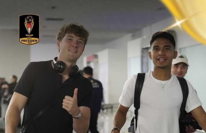 Senyum semringah Ole Romeny dan Marselino Ferdinan saat tiba di Tanah Air bersama tim Oxford United dalam rangka mengikuti turnamen pramusim Piala Presiden 2025. (Sumber: Instagram @officialpialapresiden)