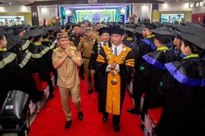 Gubernur Kalteng H Agustiar Sabran bersama Rektor UPR Prof Salampak saat acara Wisuda Sarjana dan Pascasarjana di Aula UPR, Senin (30/6/2025).  ARIEF PRATHAMA/KALTENG POS