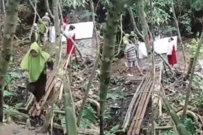 Tangkapan layar warga berbondong-bondong mengambil air dari akar beringin.