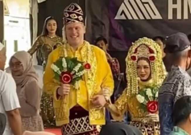 Tangkapan layar pernikahan warga Banjarmasin dengan bule.