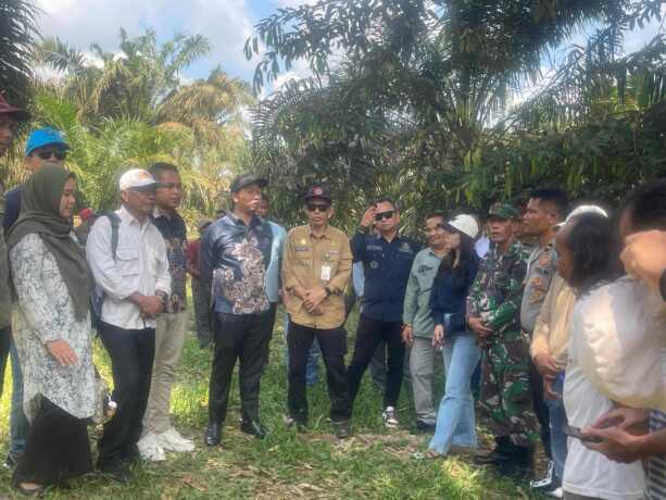Ketua komisi I DPRD Kotim, Angga Aditya Nugraha saat memberikan arahan di lokasi.RUSLI/KALTENG POS