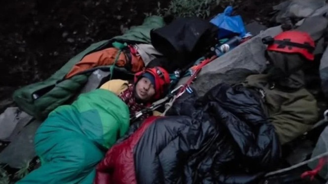 Potret Agam Rinjani yang tidur di pinggir tebing