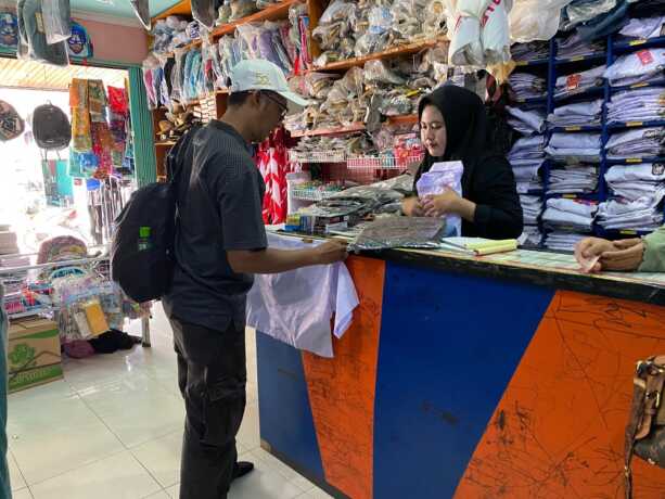 Baju seragam laris manis.MIFTAH/KALTENG POS