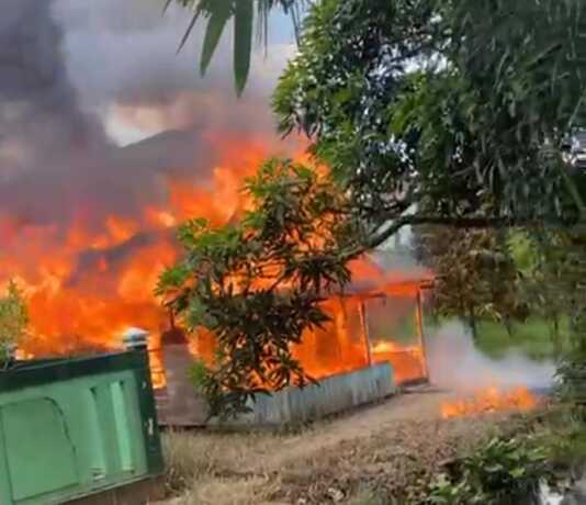 Kebakaran rumah di samping SDN 5 Pelangsian.