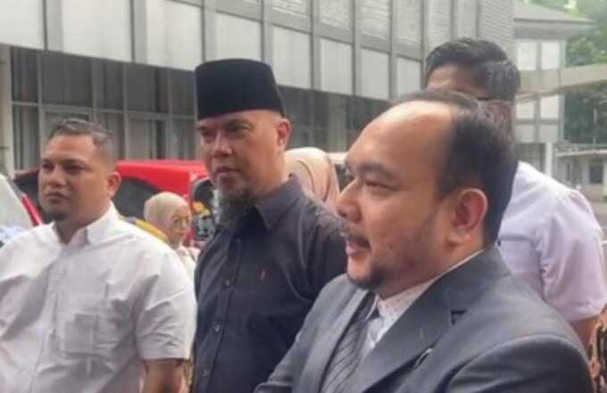 Ahmad Dhani mendatangi kantor Komisi Perlindungan Anak Indonesia (KPAI) pada Rabu (9/7), didampingi oleh kuasa hukumnya, Aldwin Rahadian.