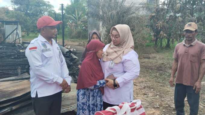 Wabup Kotim, Irawati saat memberikan bantuan kepada korban kebakaran.