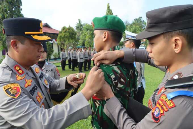 Kapolres Bartim AKBP Edi Santoso ketika melakukan pemasangan pita pasa gelar apel operasi patuh telabang 2025, Senin (14/7/2025).