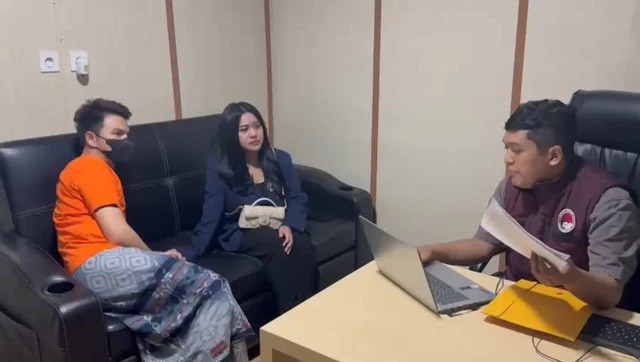 Jonathan Frizy saat di kantor polisi