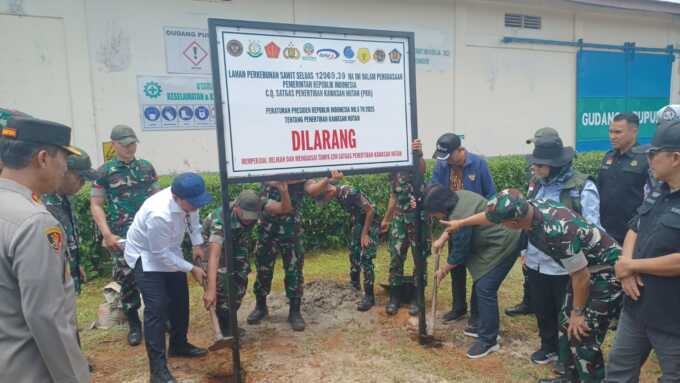 Satgas PKH saat melakukan pemasangan plang disalah satu perusahaan beberapa waktu lalu.DOK BAHRI/KALTENG POS