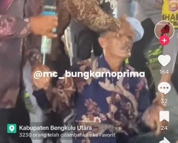 Seorang kakek meninggal dunia saat bernyanyi dan berjoget di acara pernikahan.