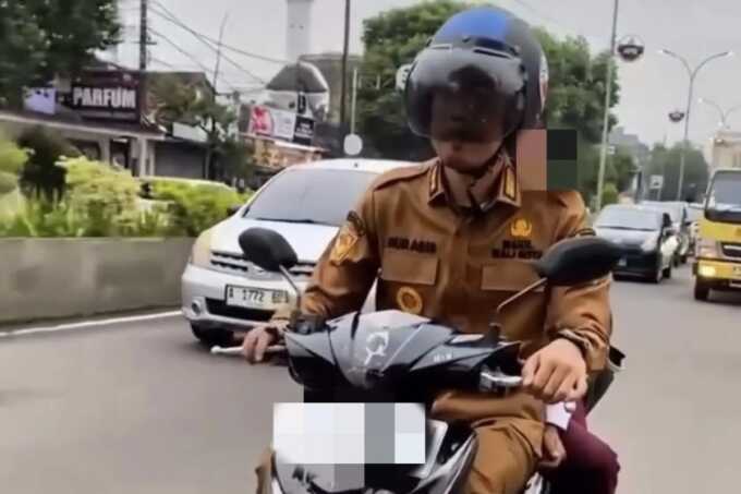 Wakil Wali Kota Serang Nur Agis Aulia saat mengantar anak sekolah.