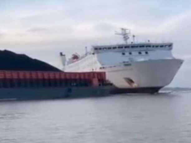 Tangkapan layar video tabrakan tongkang batu bara dengan Ferry DLU KM Dharma Kartika.