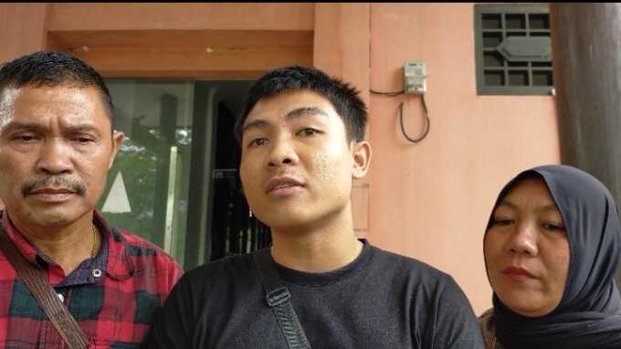 Kevin Pratama Putra didampingi orang tua menceritakan kronologi. MIFTAH/KALTENG POS