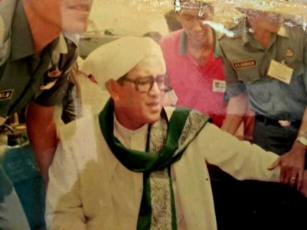 Ulama karismatik dari Kalimantan Selatan, KH Muhammad Zaini bin Abdul Ghani atau Abah Guru Sekumpul, datang menziarahi makam Syekh Abu Hamid pada 9 November 1993.